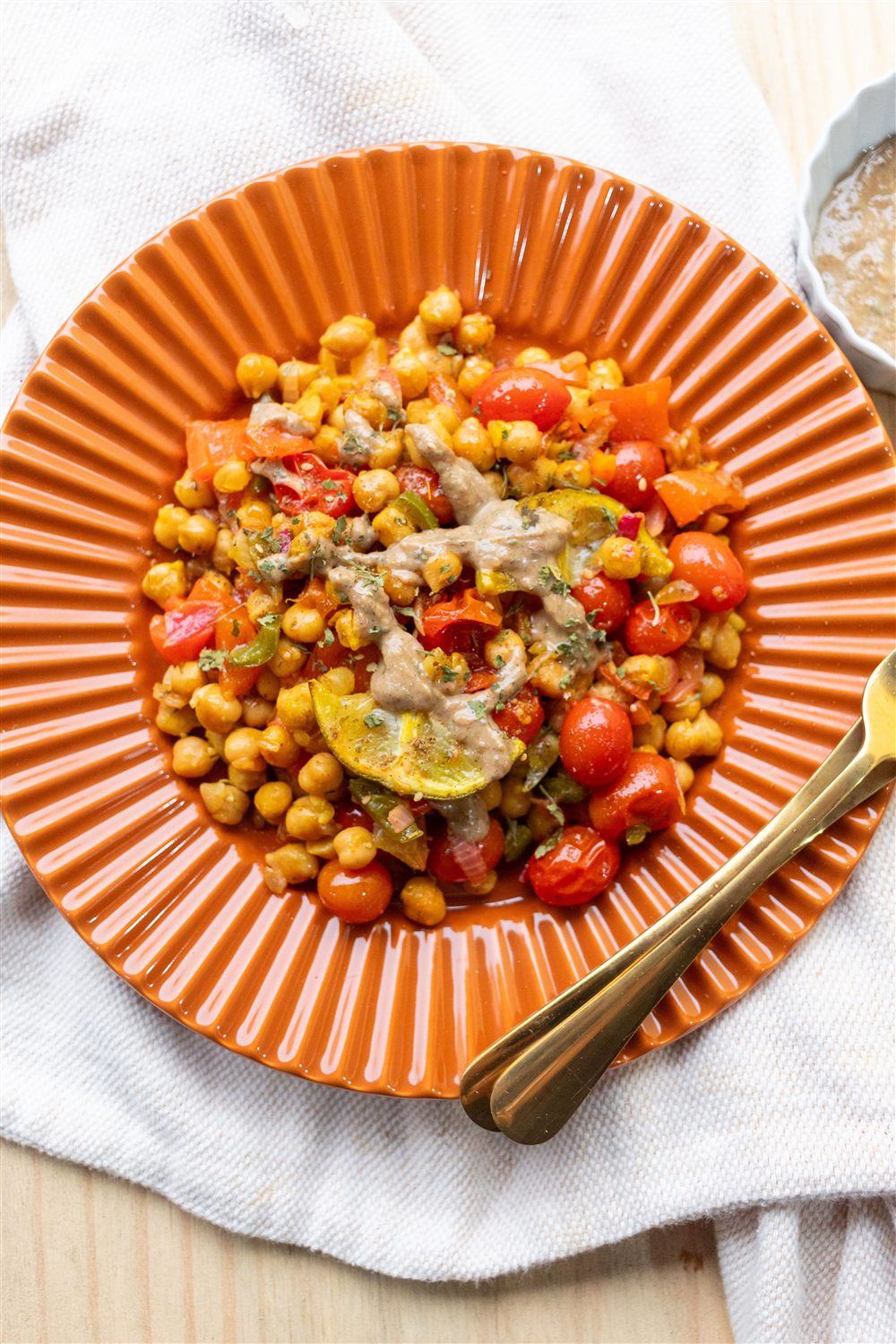 Ensalada fría de garbanzos con tomate, pepino y aliño de tahini