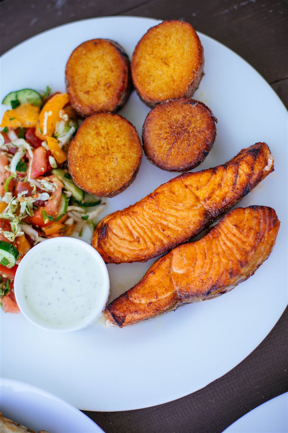 Salmón a la plancha con ensalada de tomate y pepino