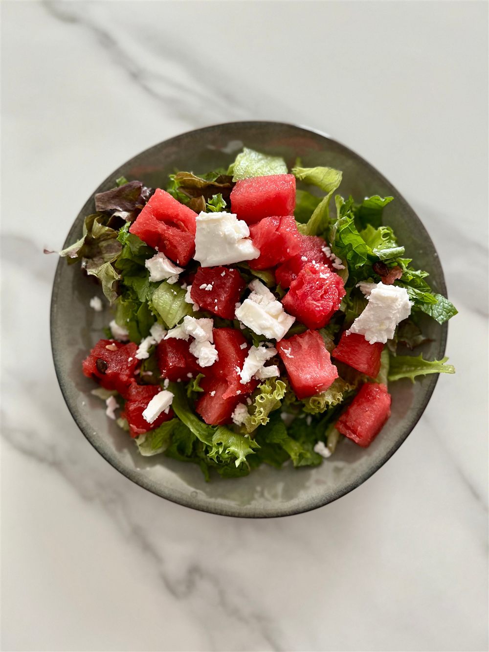 Ensalada de sandía, tomate y feta con albahaca
